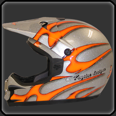 peinture sur casque FOX racing couleur KTM racing et paillettes argent